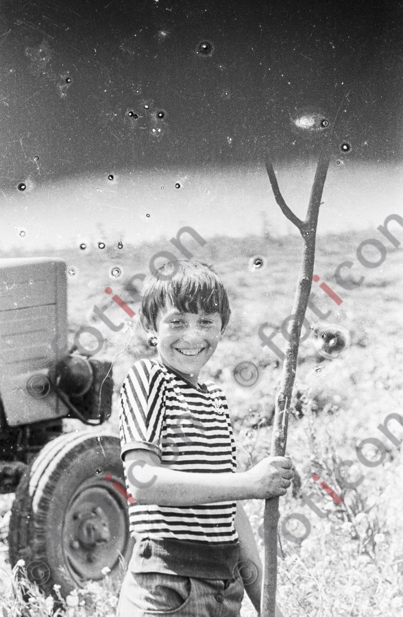 Junger Erntehelfer | Young harvester - Foto Harder-006_0456Bild001.jpg | foticon.de - Bilddatenbank für Motive aus Geschichte und Kultur